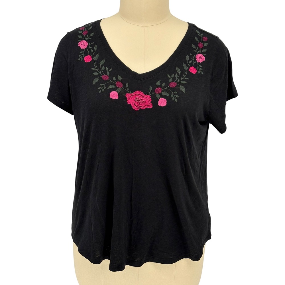 Torrid T-Shirt Black Floral Embroidered V-Neck Slub Knit Size 3